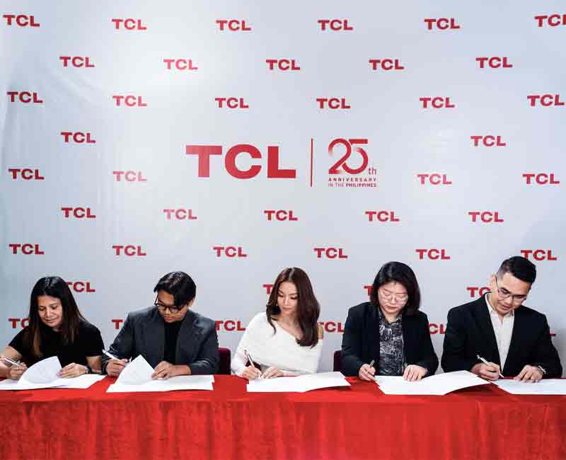 (L-R): Lulu Romero, Kathryn's co-manager; Francis Kalayaan A. Vidanes of VCM The Celebrity Source; Kathryn Bernardo, Shae Xiaoling Yu, TCL Deputy Marketing Director; and Joseph Cernitchez, TCL Brand Manager during the contract signing.