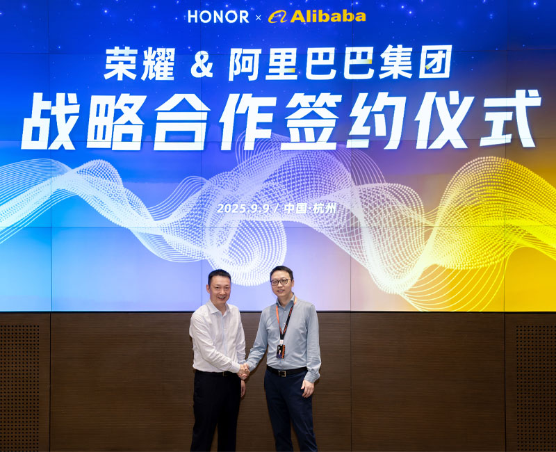 (Left: James Li, Right: Eddie Wu. Alibaba Group and HONOR deepen strategic cooperation to drive the next generation of intelligent interaction through AI.)