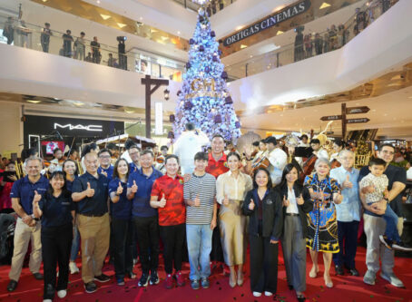 GH Mall Lit Up For Christmas. Ortigas Land President & CEO Jose Emmanuel “Junie” H. Jalandoni, with EVA Airways Corp. Junior Vice President Rick Hsieh, led the ceremonial Christmas Tree lighting at the GH Mall. Joining them were San Juan City Mayor Francis Zamora with family; Vice Mayor Angelo Agcaoili, members of the Ortigas family, and RCBC executives.