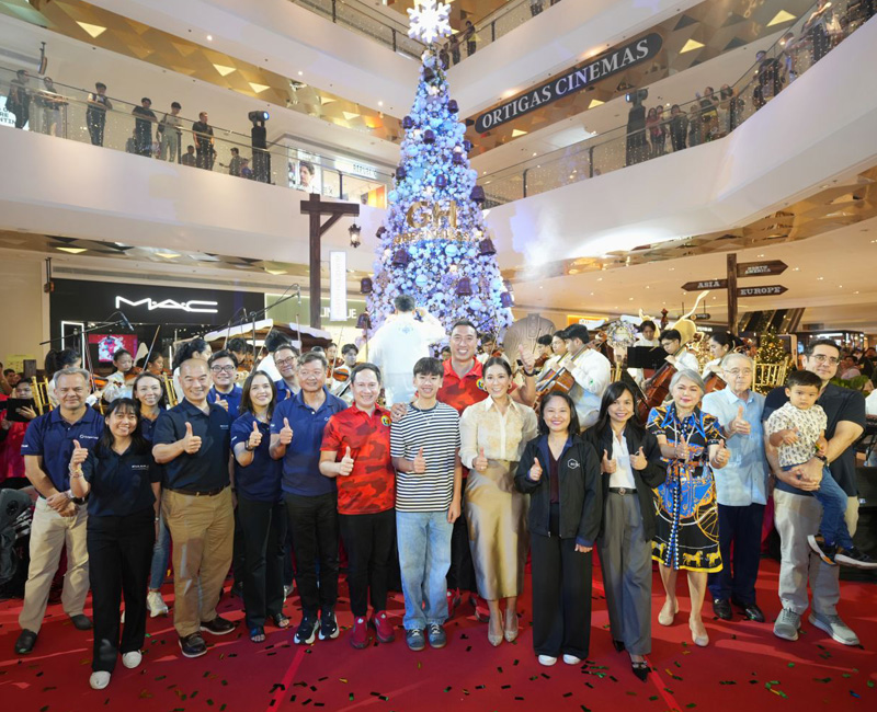 GH Mall Lit Up For Christmas. Ortigas Land President & CEO Jose Emmanuel “Junie” H. Jalandoni, with EVA Airways Corp. Junior Vice President Rick Hsieh, led the ceremonial Christmas Tree lighting at the GH Mall. Joining them were San Juan City Mayor Francis Zamora with family; Vice Mayor Angelo Agcaoili, members of the Ortigas family, and RCBC executives.