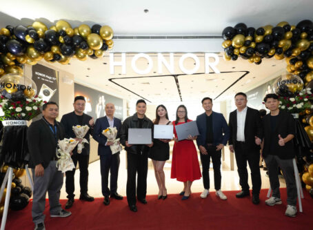L-R: Roy Benedict Seguerra, SM City Manila, Asst. Mall Manager, Mike Lee, HONOR Philippines’ General Manager of Philippine Business Dept., ⁠⁠Charlie Mateo, Owner, CM Hi-Tech and Megapixel, ⁠⁠EA Guzman and Shaira Diaz, HONOR Star and GMA Sparkle Artist, ⁠⁠Danna Mateo, Owner, CM Hi-Tech and Megapixel, ⁠⁠Tom Yuan, HONOR Philippines’ National Sales Directorm, Ivan Liao, HONOR Retail Manager of Philippine Business Dept.