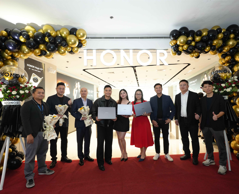 L-R: Roy Benedict Seguerra, SM City Manila, Asst. Mall Manager, Mike Lee, HONOR Philippines’ General Manager of Philippine Business Dept., ⁠⁠Charlie Mateo, Owner, CM Hi-Tech and Megapixel, ⁠⁠EA Guzman and Shaira Diaz, HONOR Star and GMA Sparkle Artist, ⁠⁠Danna Mateo, Owner, CM Hi-Tech and Megapixel, ⁠⁠Tom Yuan, HONOR Philippines’ National Sales Directorm, Ivan Liao, HONOR Retail Manager of Philippine Business Dept.
