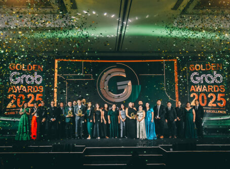 Golden Grab Merchants of the Year Juliet Chen (Serenitea), Gerby Estrella (JT’s Manukan Grille), and Ryan Tan (Oh Mango) with Grab Philippines leaders led by Managing Director Ronald Roda.