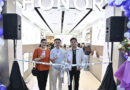 SM Megamall's Assistant Mall Manager Isabella Manjon with HONOR Philippines' Go-To-Market Director Steven Yan and Vice President Stephen Cheng.