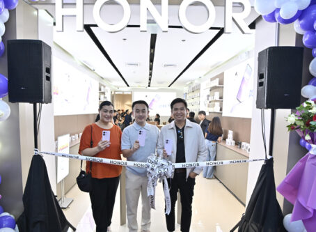 SM Megamall's Assistant Mall Manager Isabella Manjon with HONOR Philippines' Go-To-Market Director Steven Yan and Vice President Stephen Cheng.