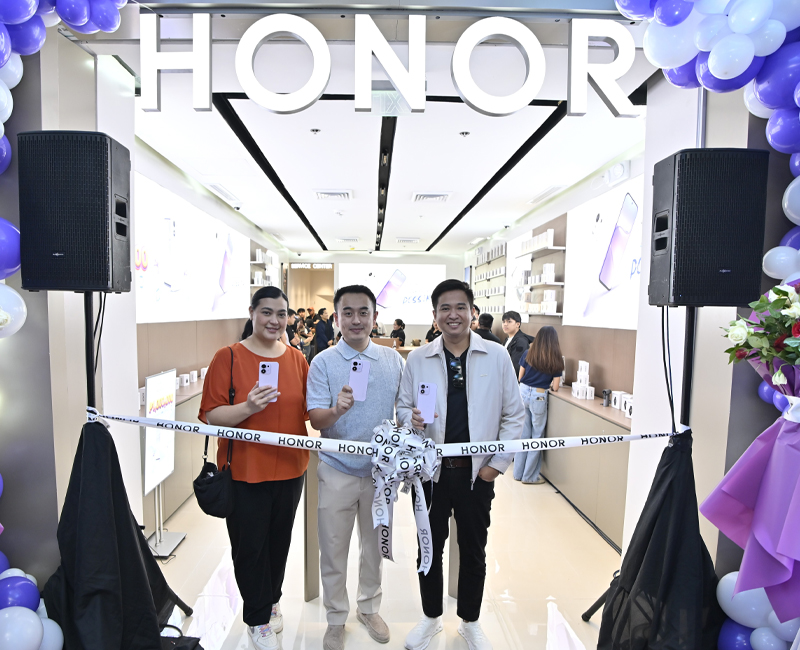 SM Megamall's Assistant Mall Manager Isabella Manjon with HONOR Philippines' Go-To-Market Director Steven Yan and Vice President Stephen Cheng.